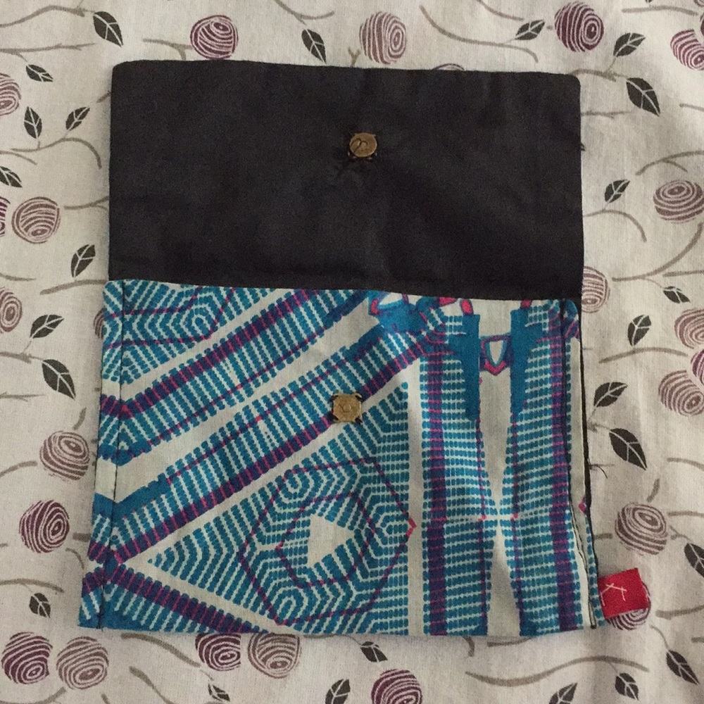 Geo Patterned Pouch - Picture 4 of 4